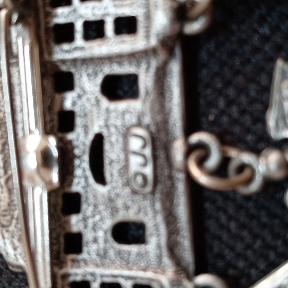 Vintage Metal Hospital brooch - Picture 4 of 4